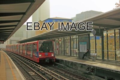 PHOTO  WESTFERRY STATION A WEST BOUND TRAIN ENTERING THE STATION ON THE DOCKLAND