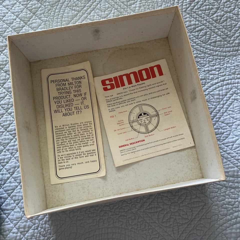 Juego electrónico Simon 1978 MB caja original instrucciones todas las luces, funciona Foto 3 de 4