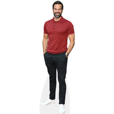 Gethin Jones (rotes Top) lebensgroßer Ausschnitt