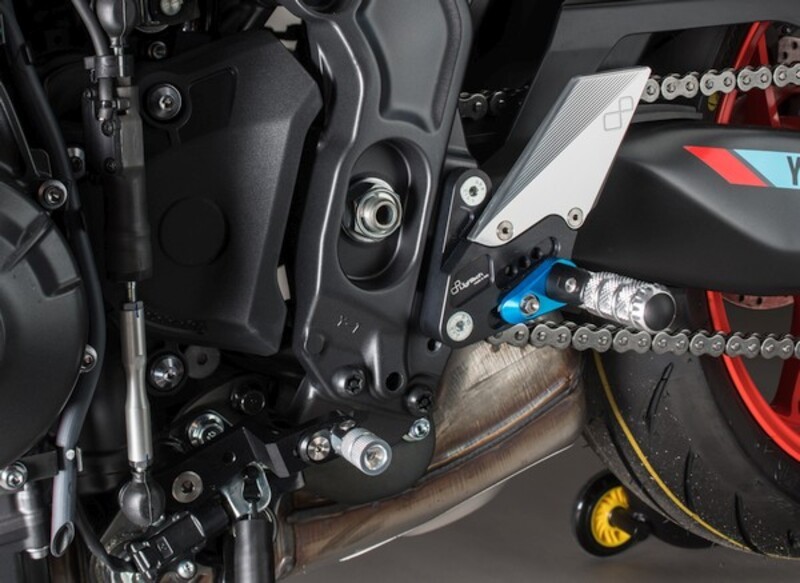 Commandes reculées fixes Lightech pour Triumph Street Triple 765 RS
