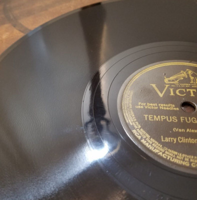 Larry Clinton - Town Tattler / Tempus Fugit (1941) Victor 78 above average EX-