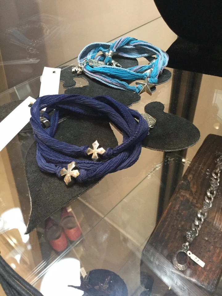 Pulsera envolvente múltiple King Baby Studio en azul marino Foto 2 de 4