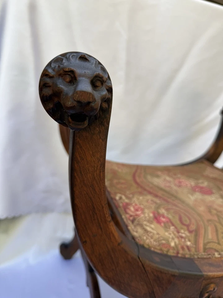 Antique French Bench With Ornate Lion’s Head Carvings And Upholstered Seat Foto 2 de 4