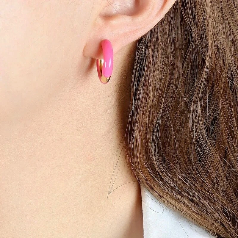 Brincos de argola Zard cor fúcsia esmalte Huggie - Imagem 4 de 4