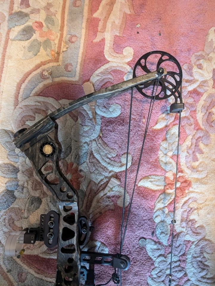 Mathews Legacy Compound Bow Nice Shape Overall  - Image 2 of 4