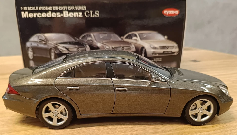 KYOSHO - Mercedes-Benz - CLS KLASSE - Die Cast 1:18 -Metallic Gray - N°08401 - Immagine 3 di 4