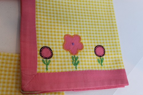 Lot 4 Vintage Luncheon Napkins - 11" Square - Applique Embroidered Floral - Picture 2 of 3