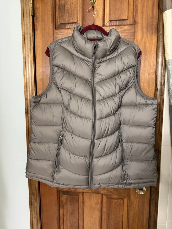 NWT Women puffer vest By Charter Club (packable & Detachable Hood) 2x - Image 4 of 4