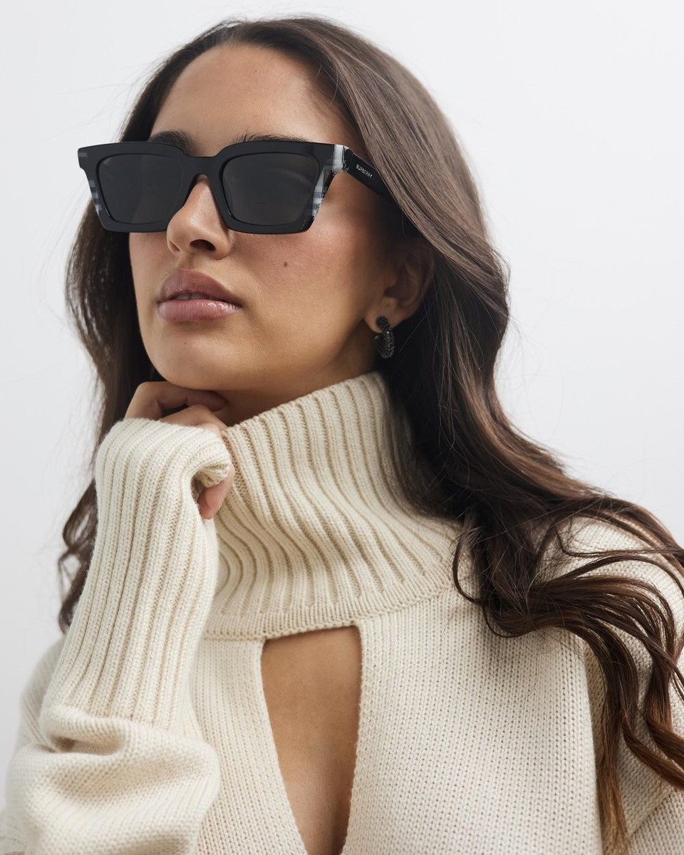 Burberry BE4392U 405187 Sunglasses Black Square Frame, Grey Lenses Burberry Briar BE4392U 405187 | Alensa main image 4