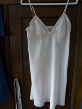 Rosa Träger-Nachthemd mit Spitzenbesatz, Gr.M