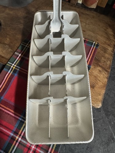 Bandeja de hielo Shucker Magic Touch Cube aluminio panal vintage MCM - Imagen 5 de 6