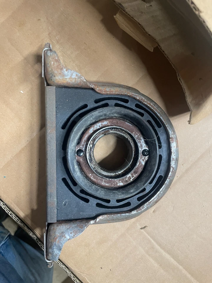 RARE VINTAGE 1973-1978 CHEVY-GMC G-P VAN NOS DRIVESHAFT CENTER SUPPORT #7839146 - Image 2 of 4