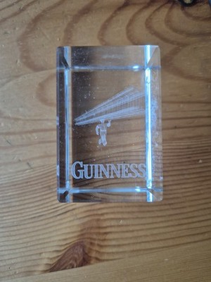 Guinness Kristall (Crystal) Block 3 D Glas Arbeiter mit Gerüst? Leiter? auf Kopf