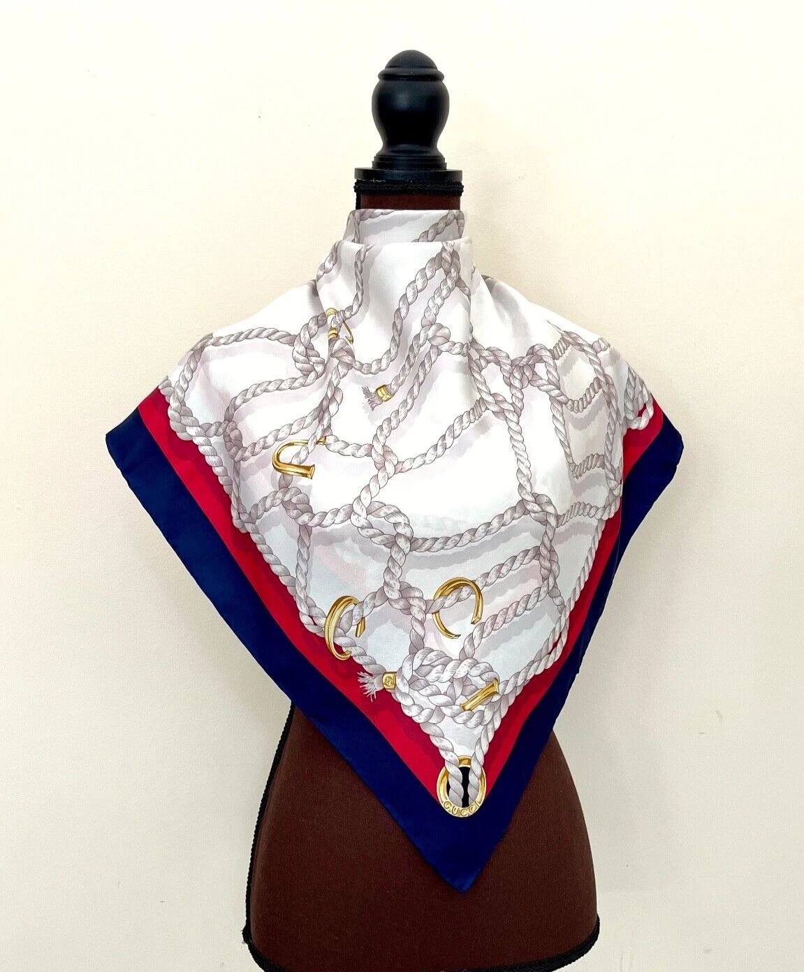 Neuf écharpe logo Gucci cordes blanches imprimé rouge bleu bordure soie enveloppe