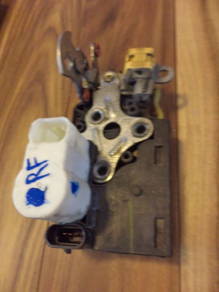 Chevrolet Trailblazer 2002-2009 y SAAB 9-7x pestillo y actuador de puerta delantera derecha Foto 2 de 2