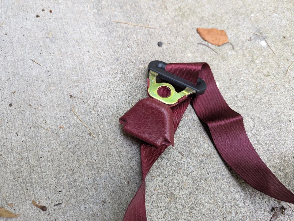 Chevy GMC C1500 K2500 1988-94 asiento de pasajero nuevo en stock cinturón retractor TRW y hebilla rojo Foto 4 de 4