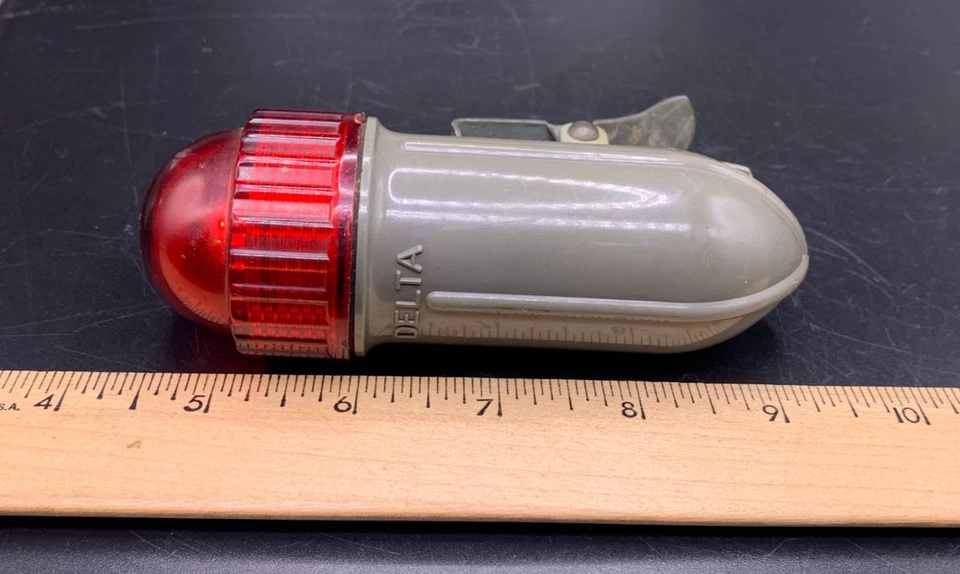 Luz utilitaria para bicicleta DELTA de colección en forma de torpedo en estado de funcionamiento Foto 2 de 4