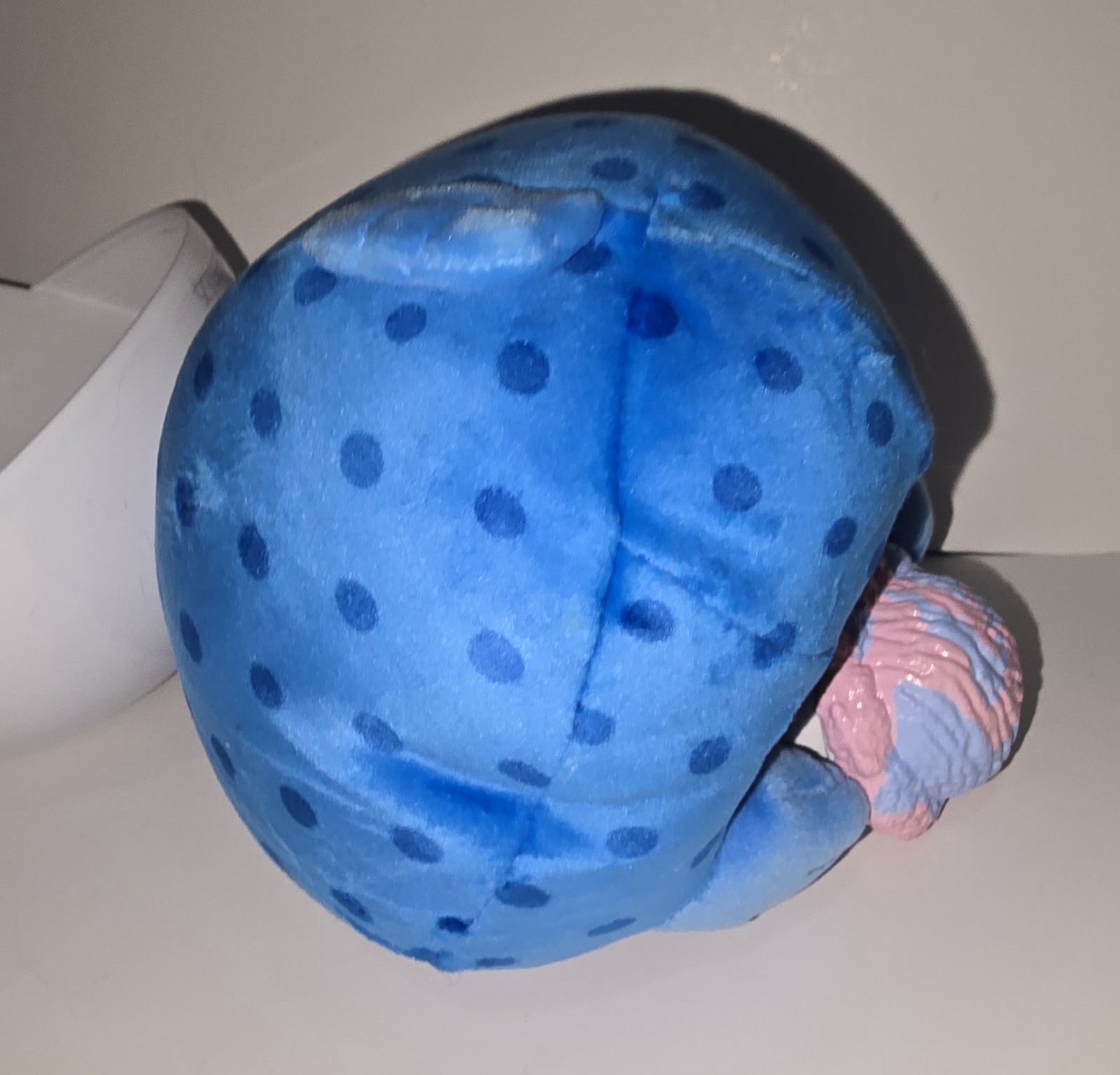 Series 3 Snackles Olivia The Blue Parrotfish Holding Baskin Robin Ice Cream