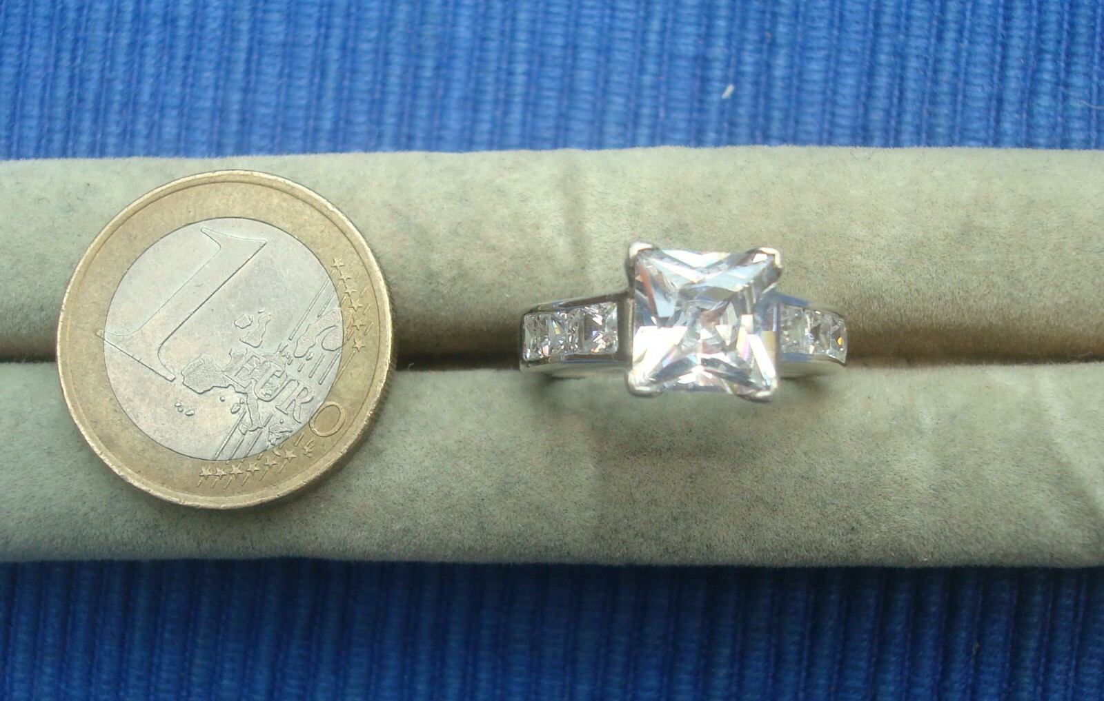 Alliance solitaire princesse argent massif 925 serti de diamant CZ d'une pureté éclatante