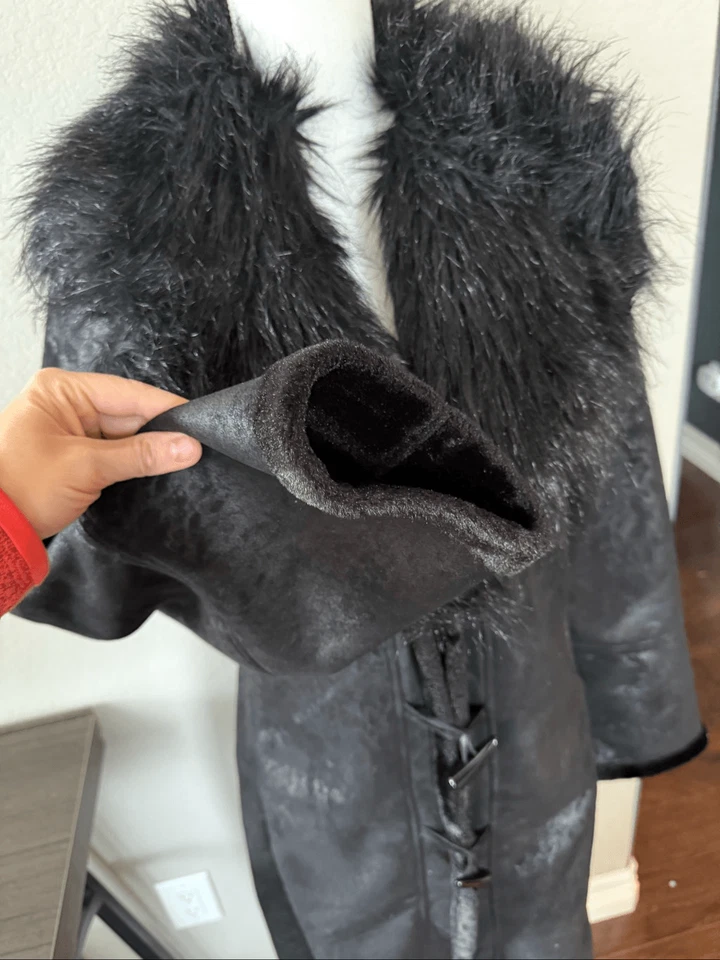 Abrigo largo negro con ribete de piel de oveja sintética Skea Vail 10 Foto 4 de 4