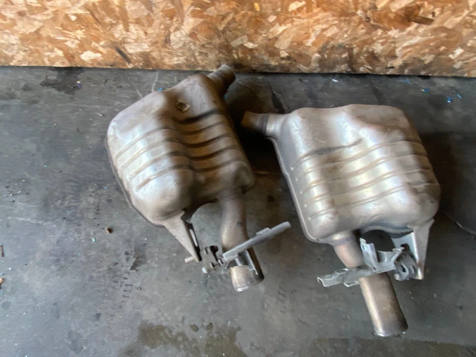 SILENCIADOR ESCAPE TRASERO IZQUIERDO Y DERECHO MERCEDES BENZ C300 C250 E300 E200 OEM Foto 3 de 4