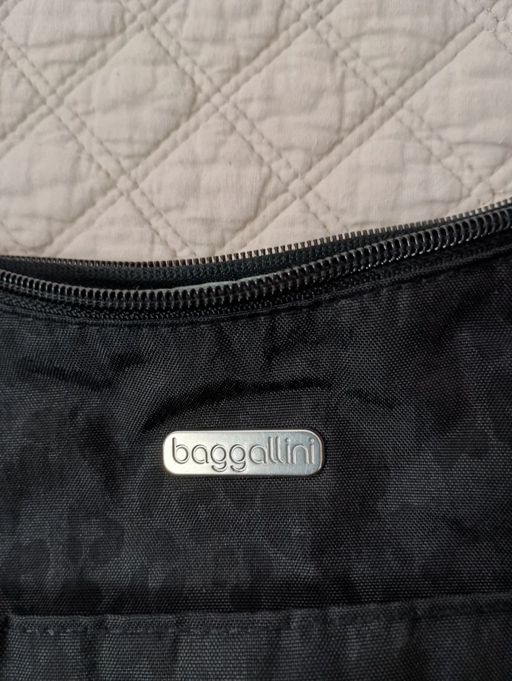 bolsa de viagem baggallini ombro/transversal preta estampa de zebra náilon média - Imagem 2 de 4