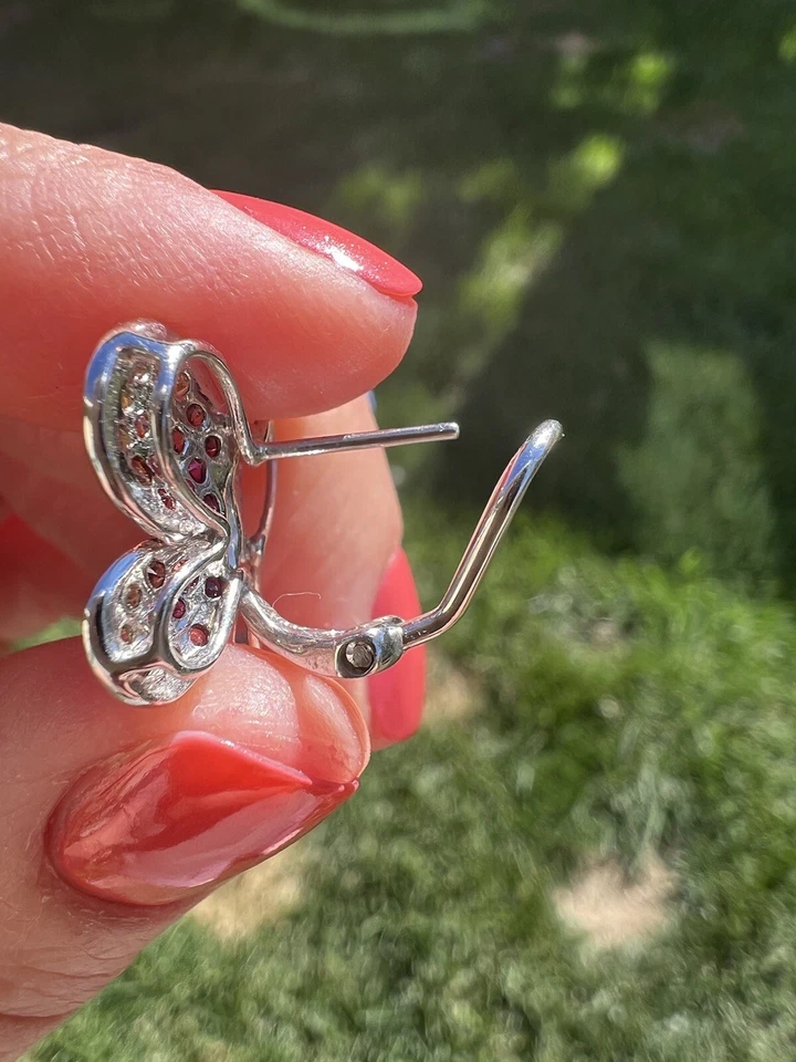 Pendientes mariposa de oro blanco de 14k con palanca trasera con zafiro multicolor Foto 4 de 4