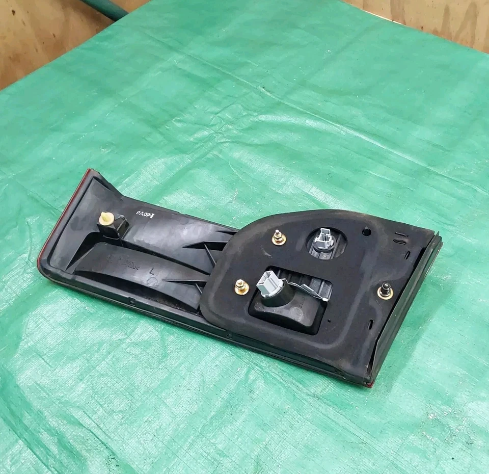 Оригинальный внутренний задний фонарь для левого/водительского багажника Honda Accord 2001-2002 годов выпуска - Изображение 2 из 2