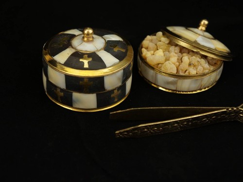 Round Brass Decorative Box with Lid Mother of Pearl and Cross Detailing - Picture 6 of 6