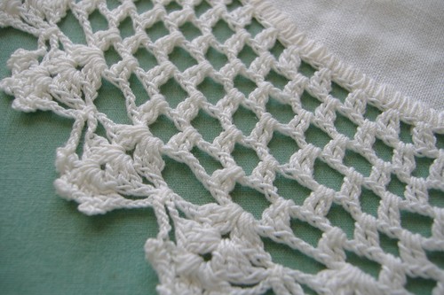 VINTAGE NINE INCH ROUND WHITE DOILY WITH HAND CROCHETED TRIM~RD - Picture 2 of 3