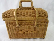 Vintage Wicker 2 Handle Latching Picnic Basket in Excellent Condition!