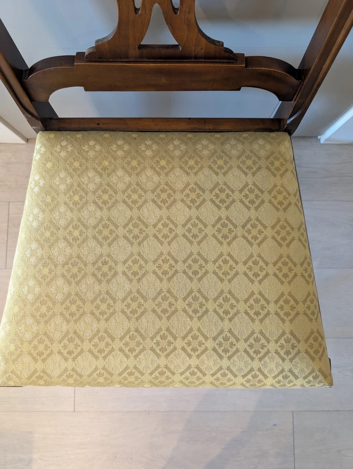 Silla de comedor tapizada de madera estilo Chippendale antigua Foto 2 de 4