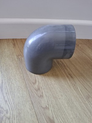 GF 3 Zoll UPVC 90 Grad Winkel Rohrbogen wurde minimal benutzt.  Fading on outside
