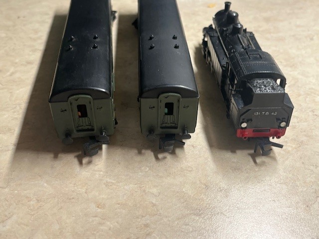 Hornby acHO French Railways (SNCF) Suburban Steam Passenger set - used.