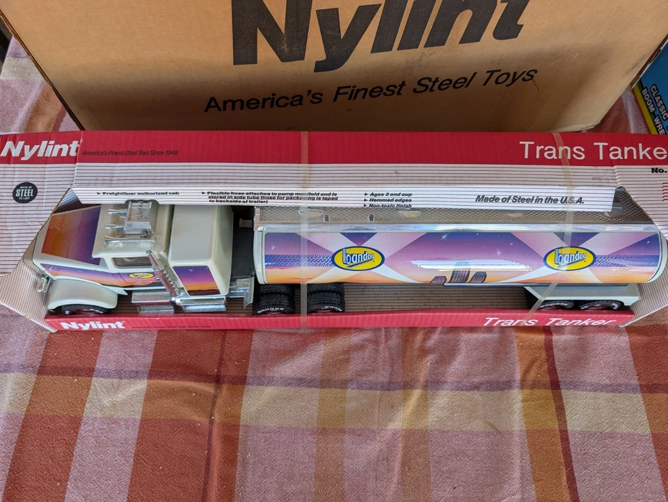 BNIB NYLINT Bandag Trans Tanker Truck Freightliner Authorized Conventional Cab - Image 2 of 4