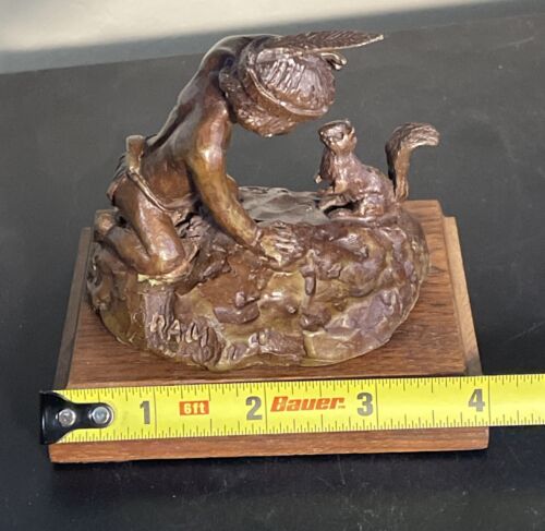 RAM Richard A Myer/Meyer Indianer Junge & Eichhörnchen Bronzeskulptur auf Holz - Bild 6 von 12