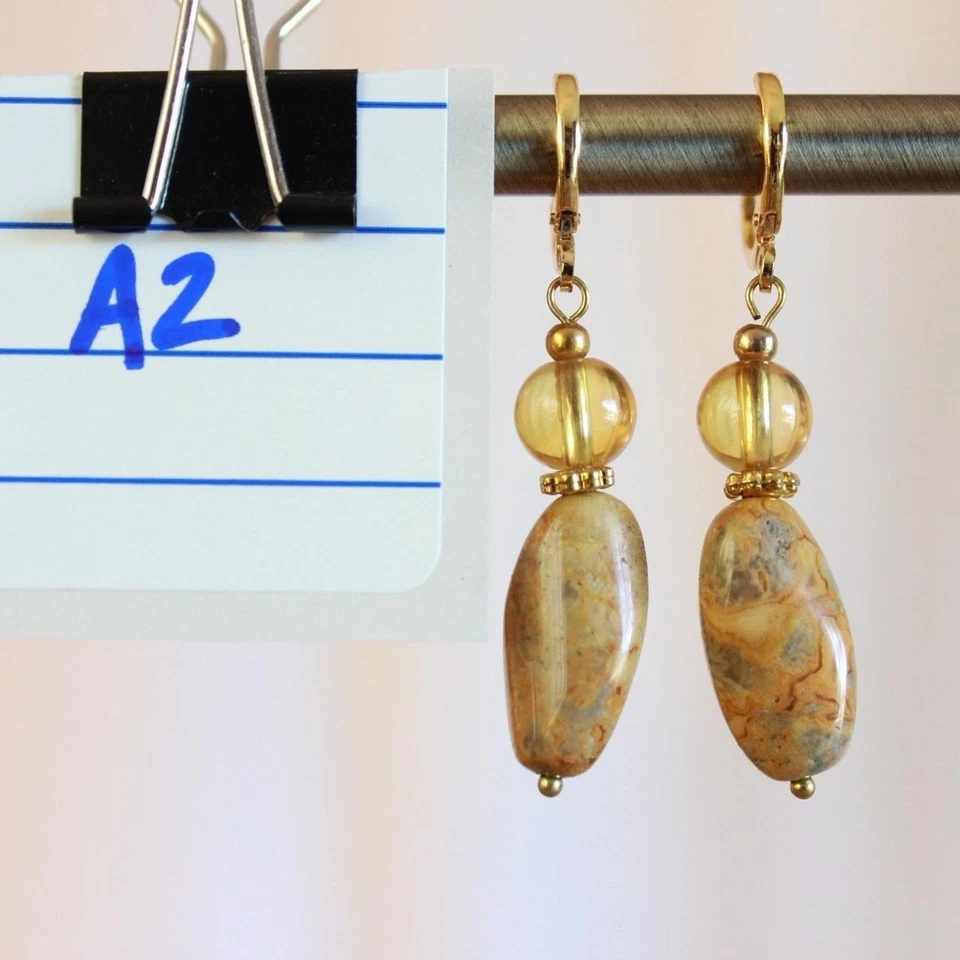 Pendientes colgantes hechos a mano de jaspe y vidrio amarillo con cuentas con palanca Desierto Boho Foto 3 de 3