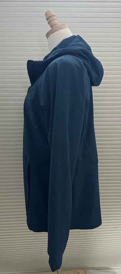 Chaqueta con capucha Kirkland Signature Softshell forrada de lana verde azulado mediana para mujer Foto 3 de 4