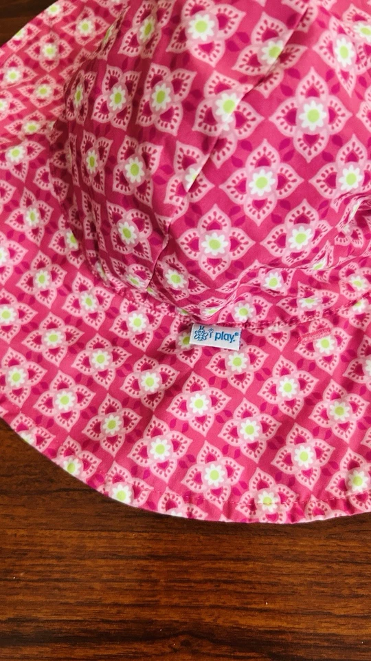 I Play Ropa de bebé Niñas pequeñas Sol Natación Cubo Sombrero 2T a 4T Correa para la barbilla UPF 50+ Foto 2 de 4