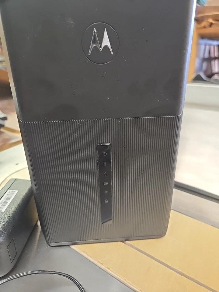 Motorola MG8725 DOCSIS 3.1 Cable Modem AX6000 WiFi 6 Router 4-Port  2in1 Device - Image 2 of 4