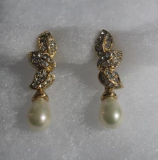 Exquisite CHRISTIAN DIOR Clip On Earrings