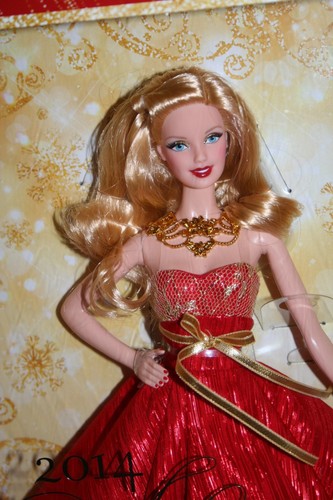 NUEVO BARBIE 2014 MUÑECA DE VACACIONES VESTIDO ROJO CON ENCAJE DORADO RUBIA BARBIE COLECCIONISTA - Imagen 4 de 4