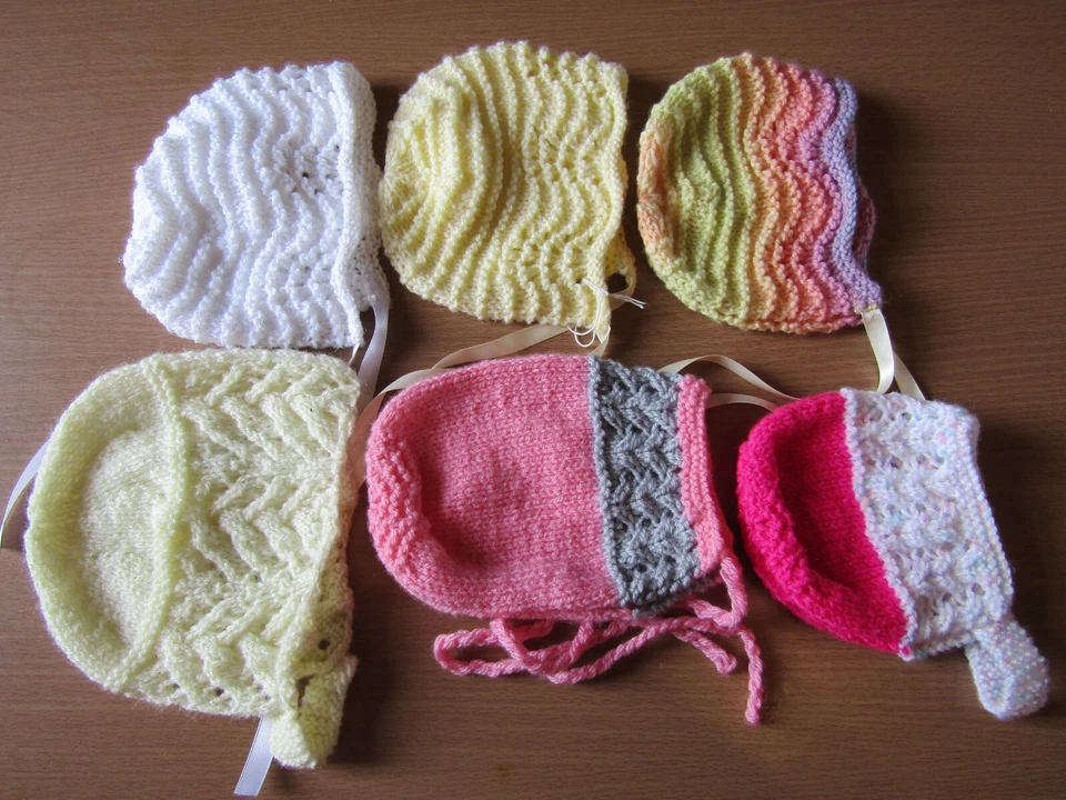 HAND KNITTED NEU VERSCHIEDENE HANDGESTRICKTE BABYMÜTZEN.