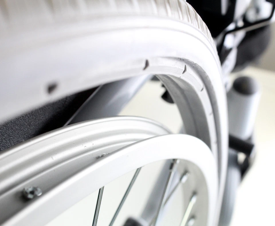 Rollstuhl Reifen 24 x 1.3/8 (37-540) Vollgummi pannensicher grau Stollenprofil - Bild 4 von 4