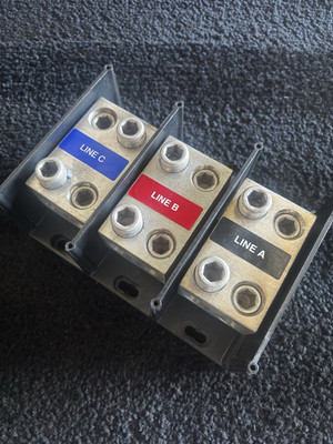 Ferraz Shawmut 69093 3-Pole Fuse Block, Bolt-On, 600V AC 500A