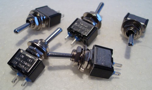 2K281 5 x Mini SPST On-Off Switches Ideal fr Model Railway/Railroad Use 2nd Post - Afbeelding 1 van 3