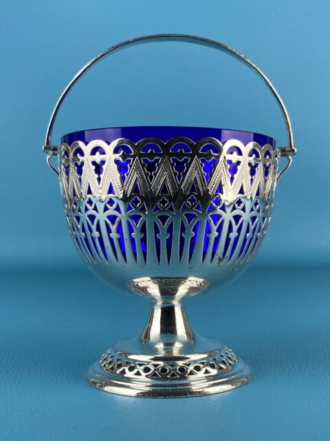 Antico cestino placcato argento con vaso vetro blu decoro gotico Francia XX sec.