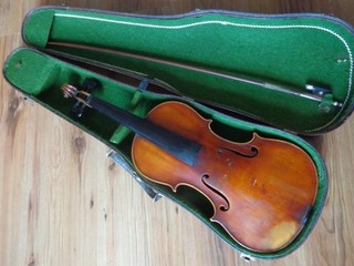 Violín 4/4 violín con papel