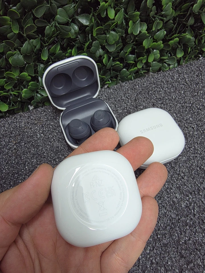 Samsung Galaxy Buds FE (R400) – 8.5/10 – Sanitized & Ready – USB Cable + Charger - Image 3 of 4