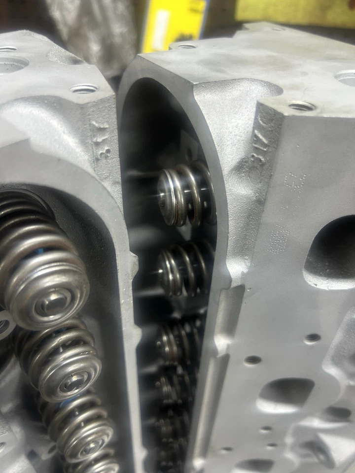 Par de culatas de aluminio GM 6.0 LQ9 puerto catedral OEM 317 Ls1 Ls2 Ls6 Foto 3 de 4